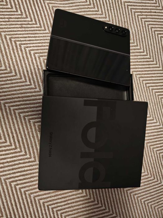 Продавам Samsung Galaxy Z Fold 4 перфектен с 6 месеца гаранция