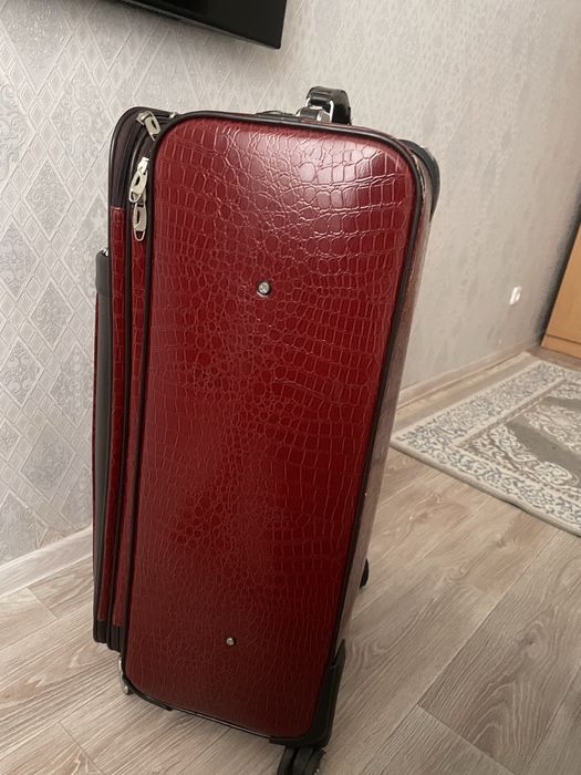 Продам большой чемодан