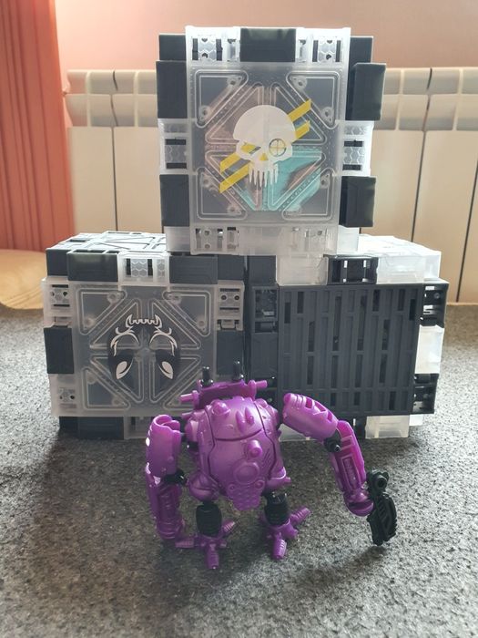 База с два робота