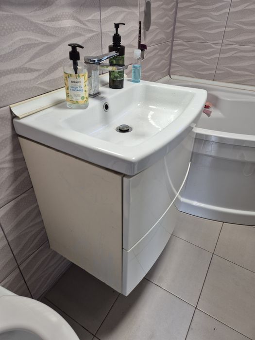 Chiuveta masca baie stare buna cea din poza si vas wc nou Roca ,