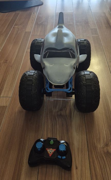 Masinuta cu telecomanda Monster Jam Megalodon nu Traxxas Aarma