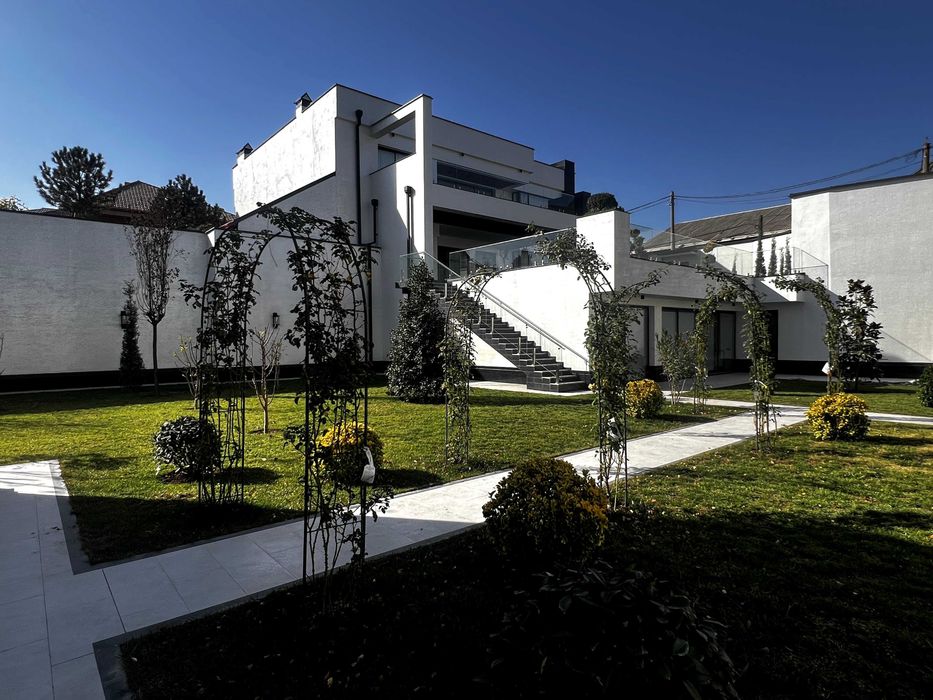 Продается шикарный дом - белая вилла в престижном районе