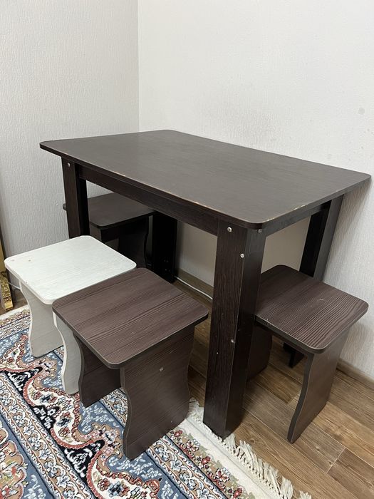 Стол со стульями