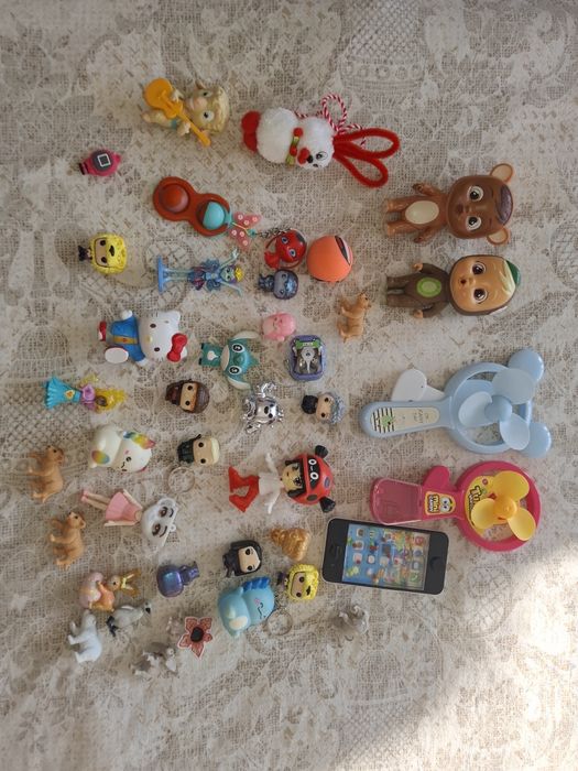 Лот дребни играчки