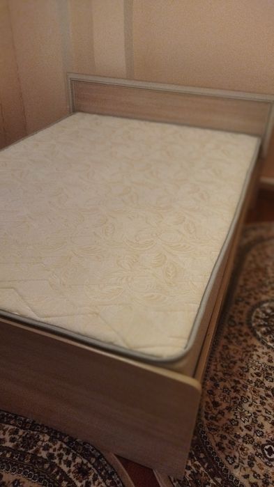 продам кровать с матрасом 140*200