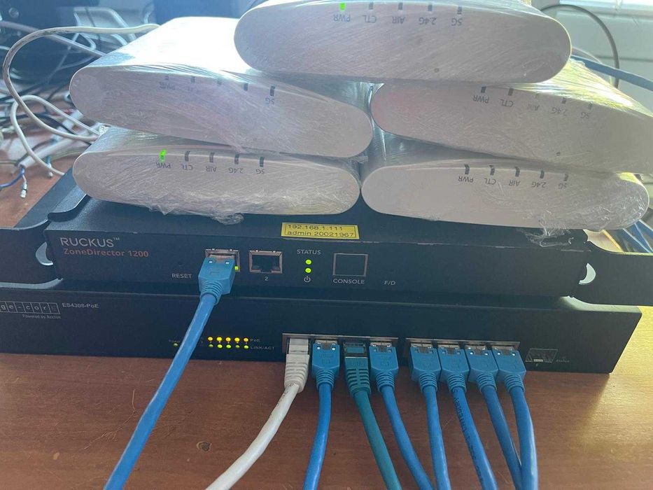 Sistem Wi-Fi Profesional Ruckus cu 5 Access Point-uri