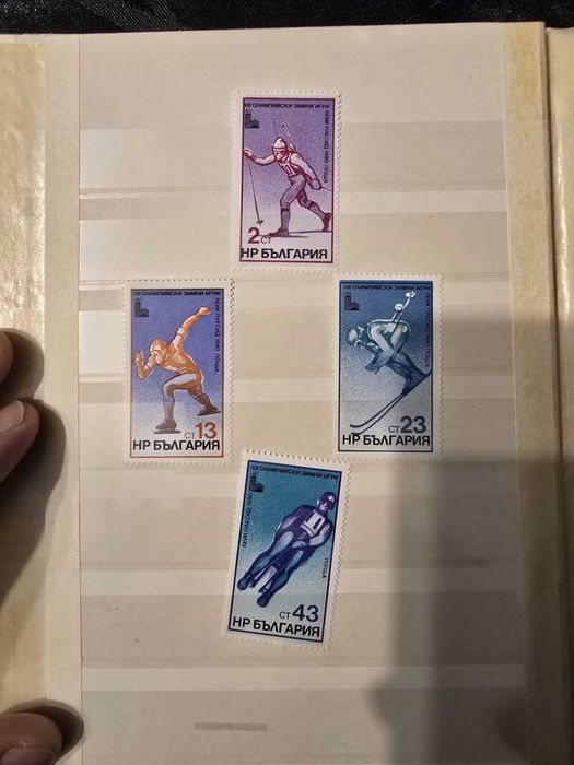Продавам пощенски марки, спортна тематика. Два албумаа