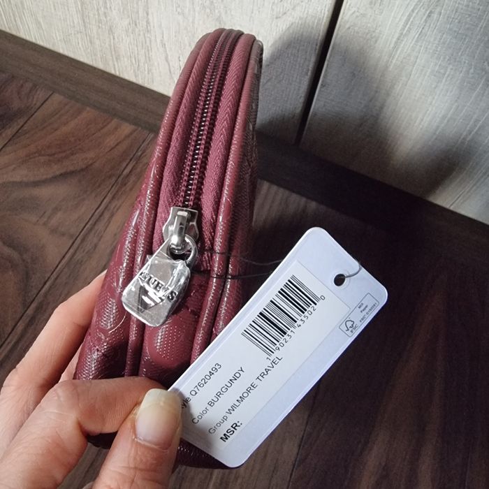 Guess чанта/несесер чисто нов