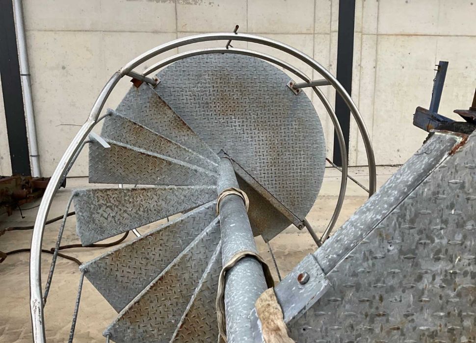 Scară spirală zincată