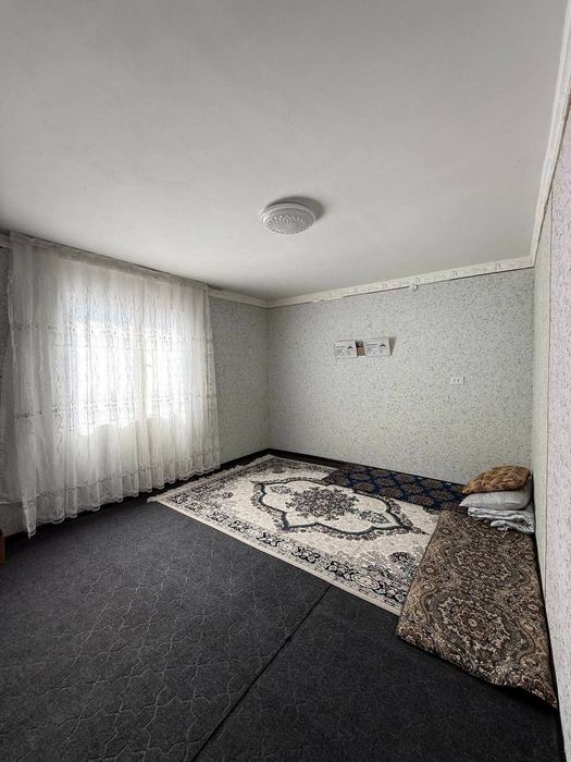 Gulistond shaharda Uy sotiladi 1 chi mavzeda 2 etajli.