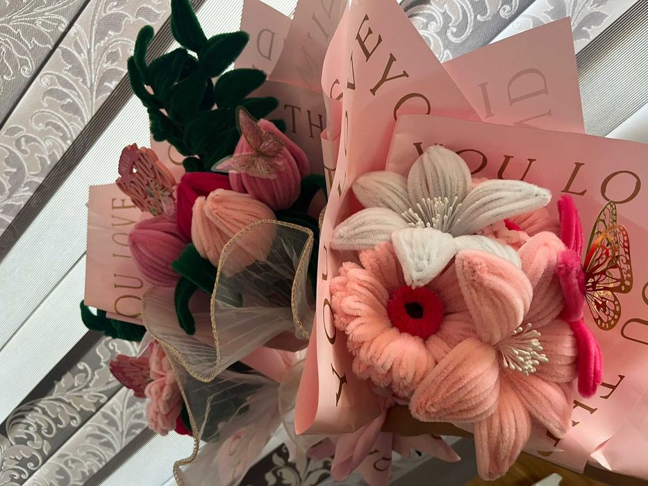 Buchete de flori din sarma plusata