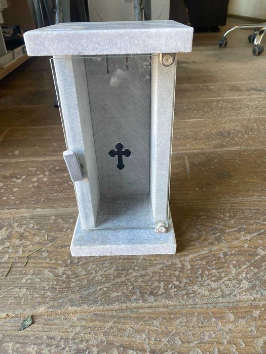 Фенер от мрамор с вратичка