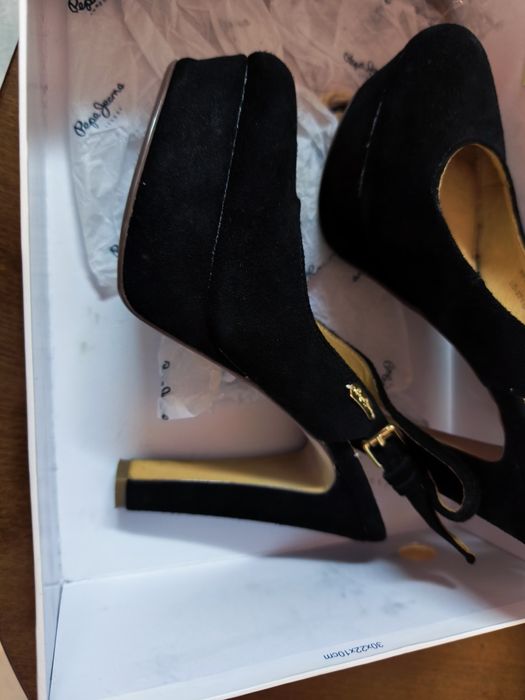 Обувки на висок ток маркови