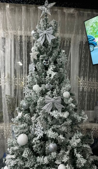 Ёлки 2шт искусственные