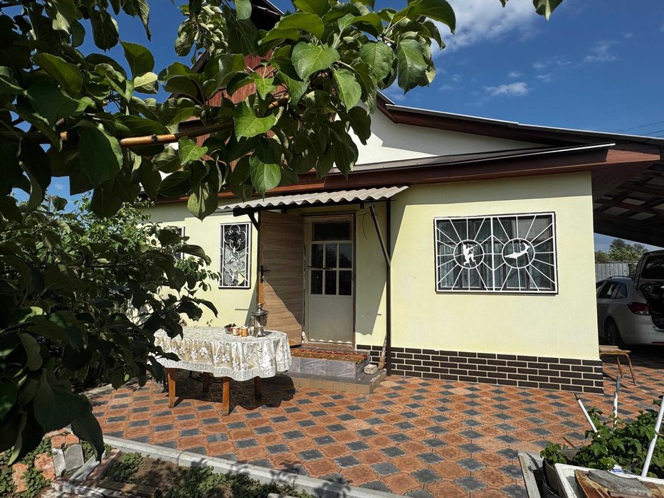 продаю дачный участок с домом в городе, торг.