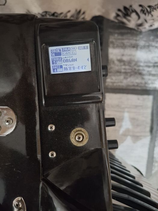 Vând acordeon Roland Fr5