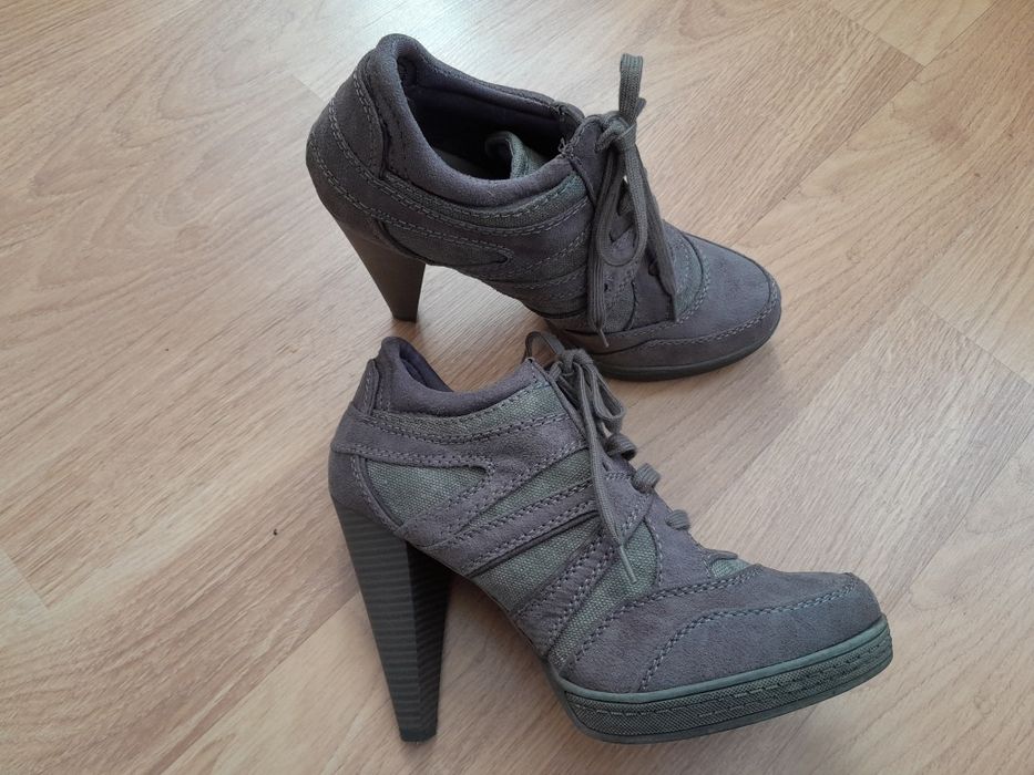 Дамски боти в сиво