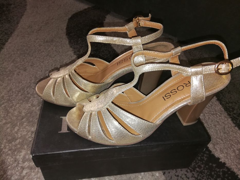 Продам босоножки , одевала всего один раз