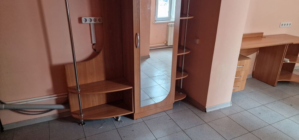 Продам прихожую и стол с приставкой