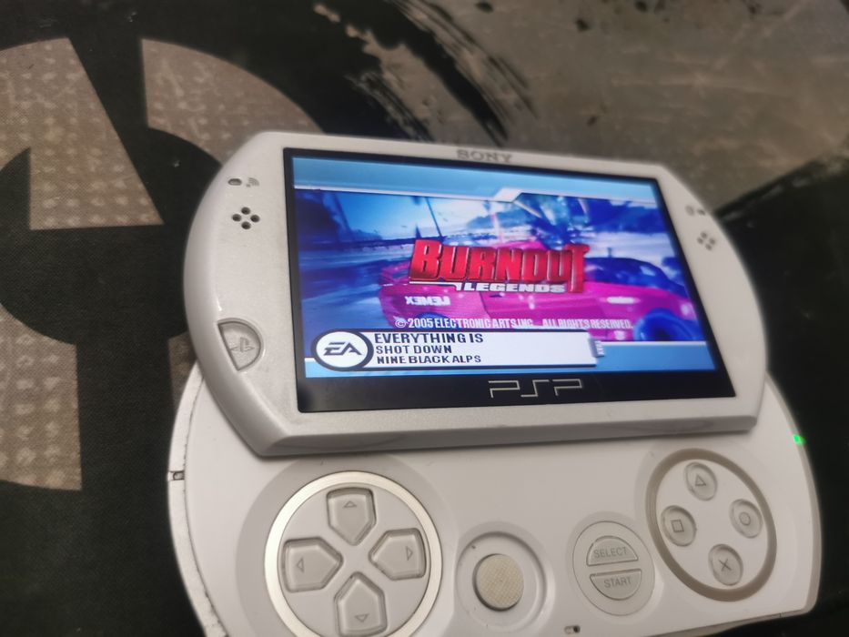 PSP-N1004 GO 2005 Г
