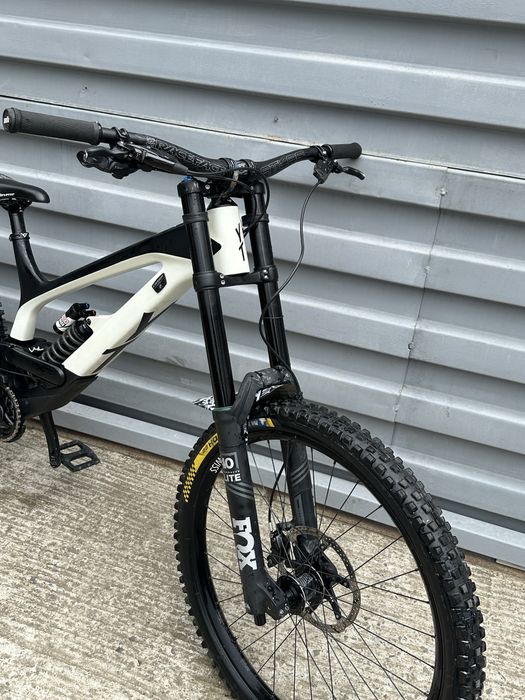 Bicicleta downhill Yt tues cf pro 2018 27.5 xl custom