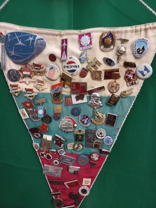 Продавам значки от преди  40 -50 години , около  350 броя. Цена 200 ев