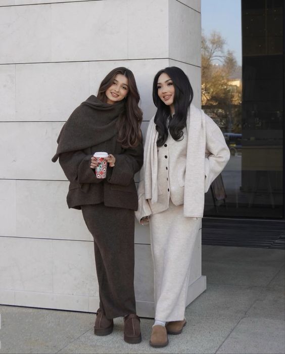 Коричневый тройка с шарфом