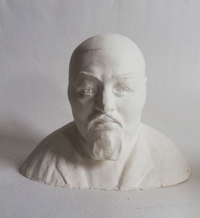 Бюст Абая. Из гипса.