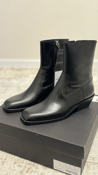 Кожаные ботинки-казаки от Massimo Dutti