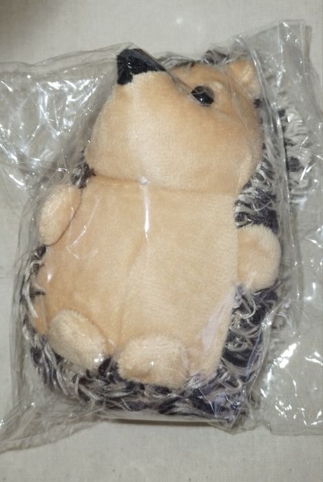 Плюшени играчки, пясъчен часовник, порцеланови гипсови фигурки, чаши