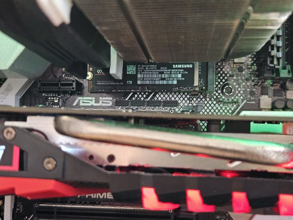 Sistem Gaming Intel i7 9700k, 16GB DDR4, SSD PCIe 1TB, GTX 1050 TI 4GB, sursa 850w Corsair carcasa Razer