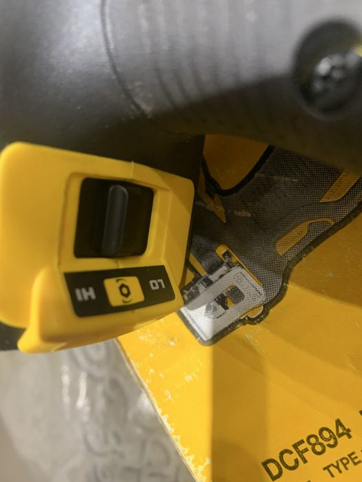 DeWALT DCF 894 /безчетков гайковерт/447Nm/