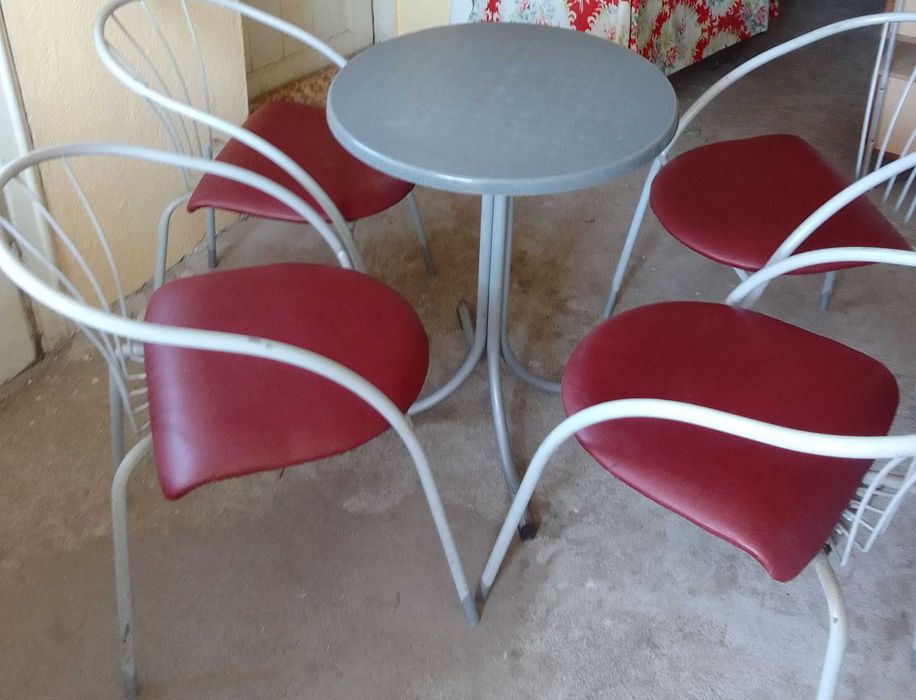 Маса с четири тапицирани метални стола