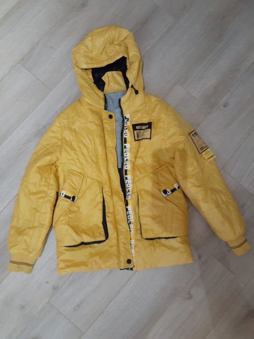 Продаю осеннюю и зимнюю куртку,безрукавку на девочку 11-13 лет