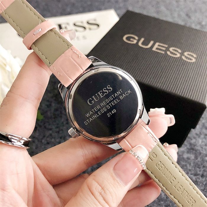 Дамски ръчен часовник Guess с кожена верижка