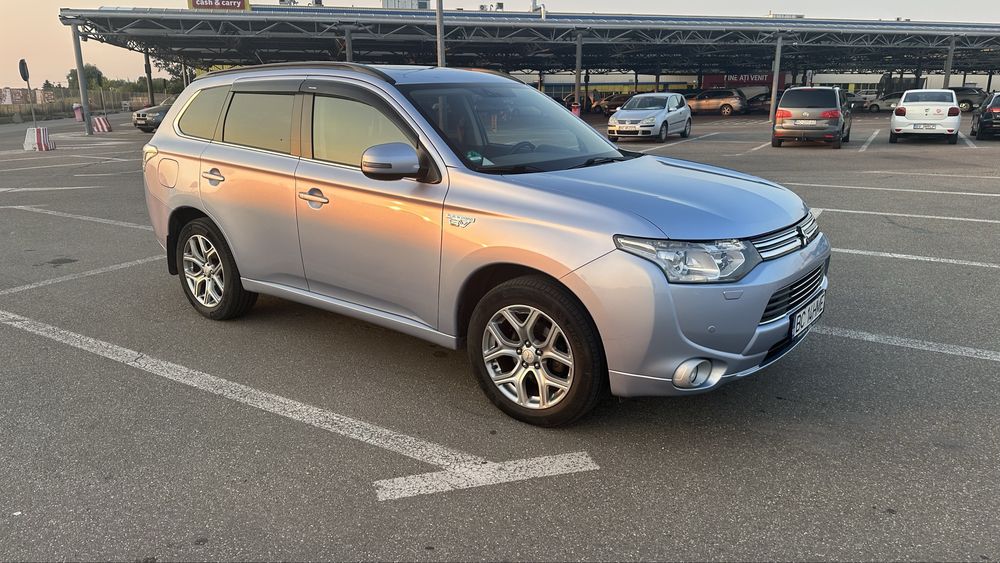 Mitsubishi Outlander PHEV 4x4 | Proprietar | Fiabilitate Japoneză | Fără incidente