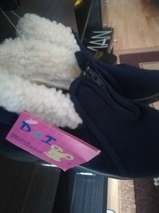 Детски пантофи нови-тъмно сини номер-31.