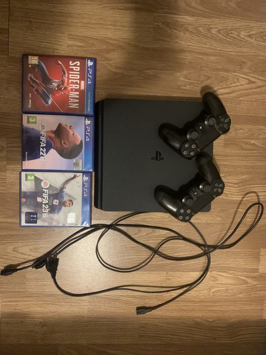 Vand ps4 slim, 1TB+2 manete, jocuri CD si cateva jocuri instalate