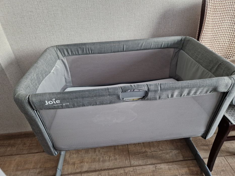 Продам кроватку Joie