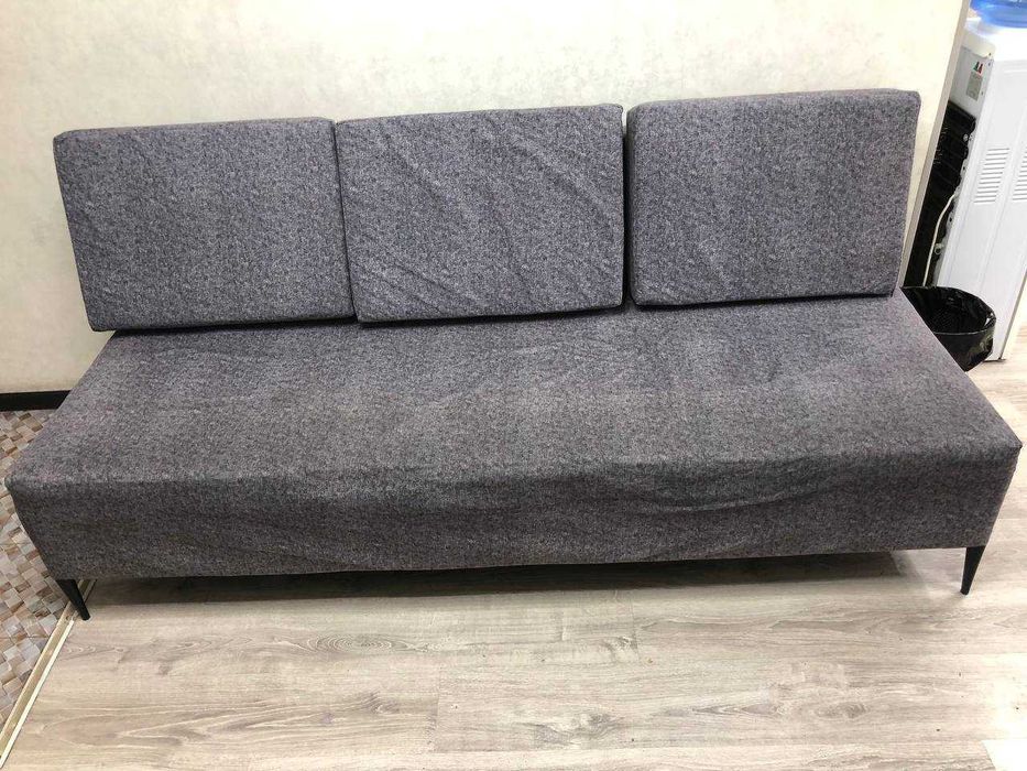 Замонавий тўғри диван, кўк-кулранг рангда, яхши ҳолатда