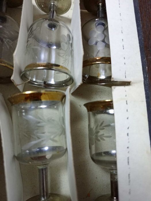 Продам набор из 6  рюмок из стекла.