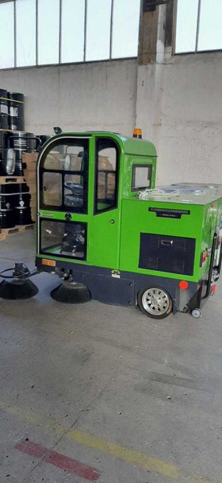 Уборочная подметальная Моющая Электро машина