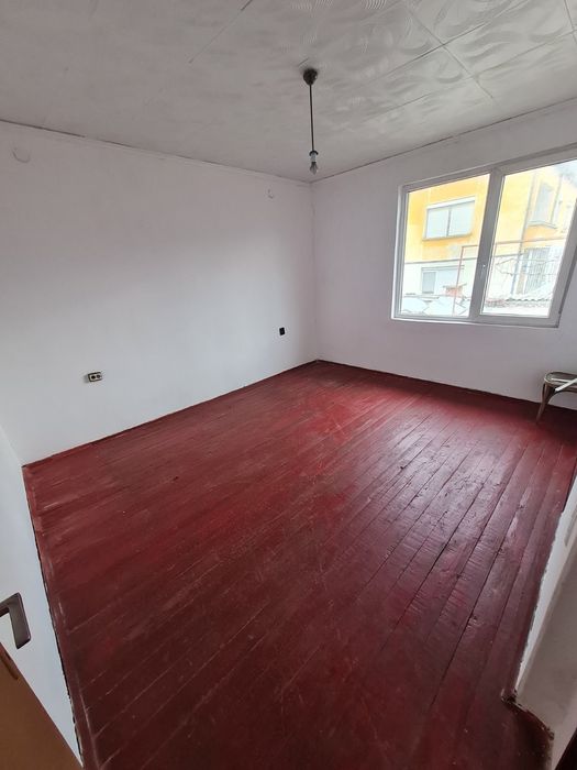 Етаж от къща в гр.Кюстендил широк център