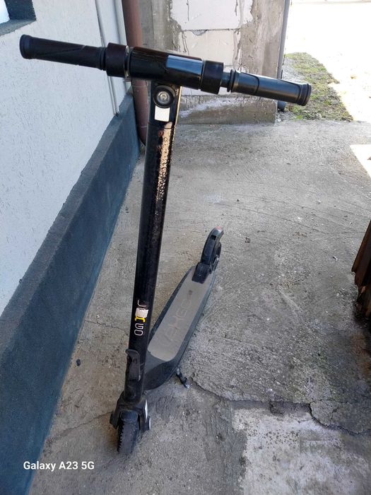 Trotineta electrica si bicicleta