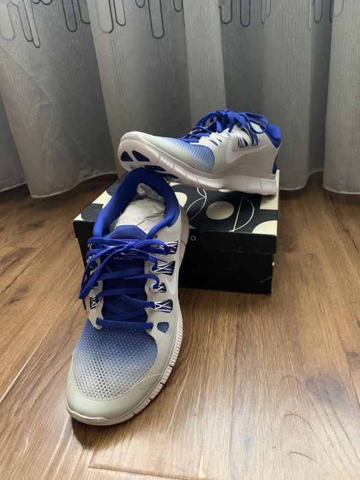 Спортивные кроссовки