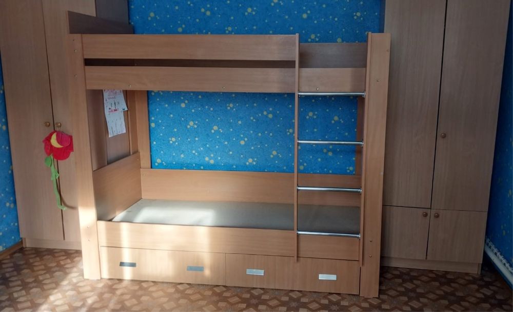 Двухъярусная кровать, шкафы