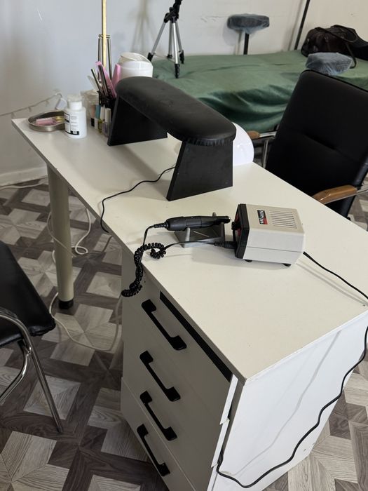 Столы для маникюра