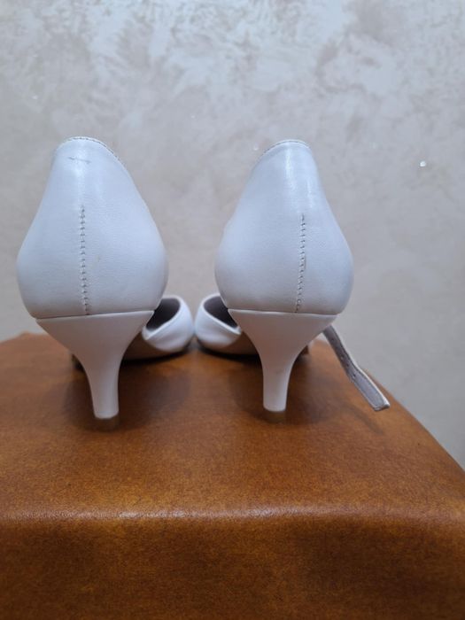 Бели елегантни токчета