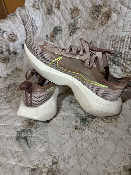 Продават се дамски маратонки NIKE