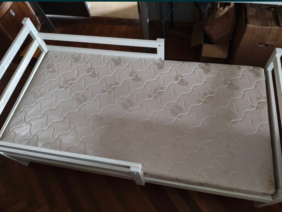 Продам кровать 160 на 80. Матрас чистый. В собранном состоянии.
